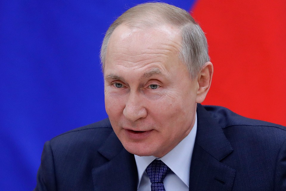 Президент России Владимир Путин во время встречи в Ново-Огарево с членами рабочей группы по подготовке предложений о внесении поправок в Конституцию РФ. Фото: Михаил Метцель/ТАСС