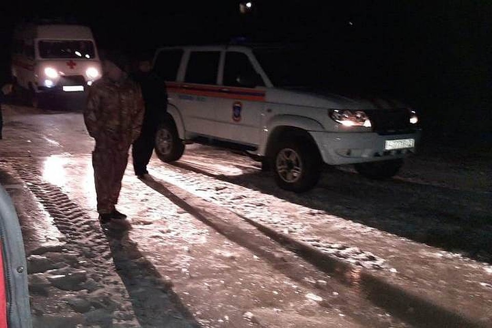 Под Хабаровском автомобиль с двумя рыбаками провалился под лед