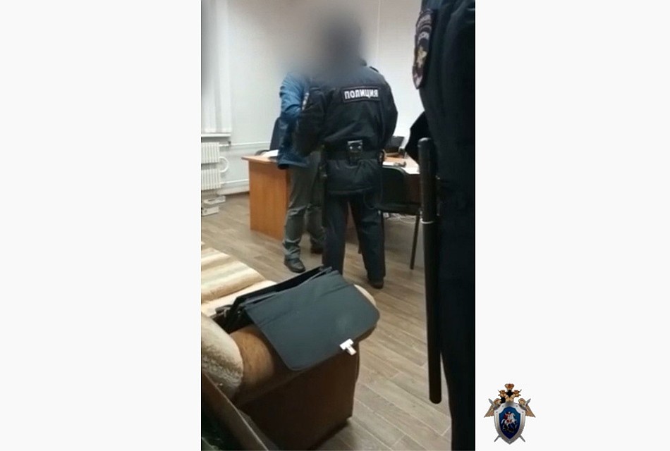 В доме и на рабочем месте взяточника провели обыск. Фото: скриншот с видео СУ СКР Кировской области