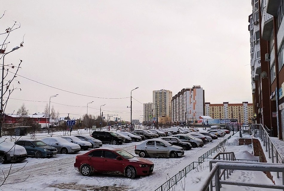Припаркованные тюменцами авто мешают дорожникам чистить снег.