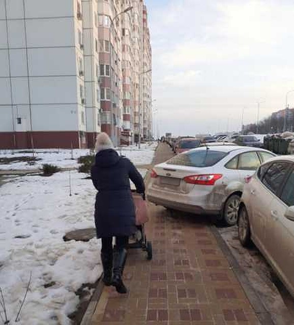 Припаркованная машина помешала женщине с коляской. Фото: соцсети