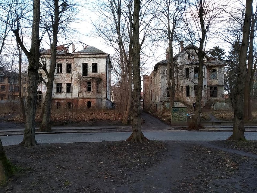 Разрушающиеся особняки на Тельмана