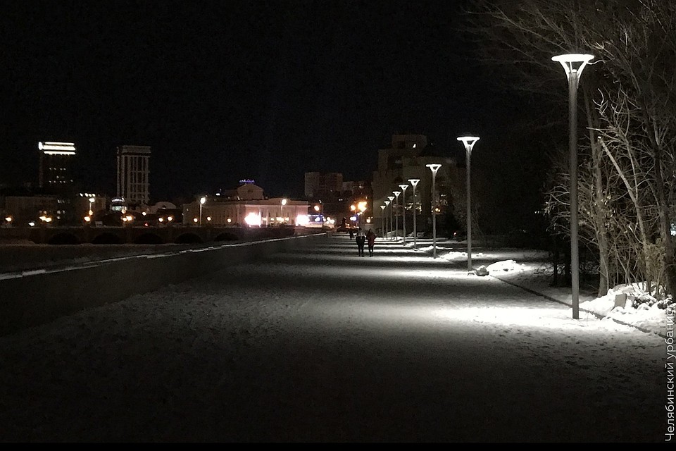 Фонари красивые, но почему вокруг них такая темнота. Фото: Лев Владов.