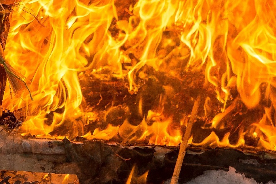 Полиция ищет поджигателя, спалившего иномарки двух женщин.