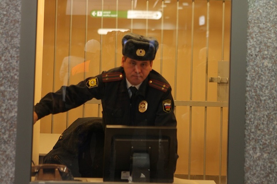 Отец отказался забирать из полиции дочку, которая гуляла всю ночь.