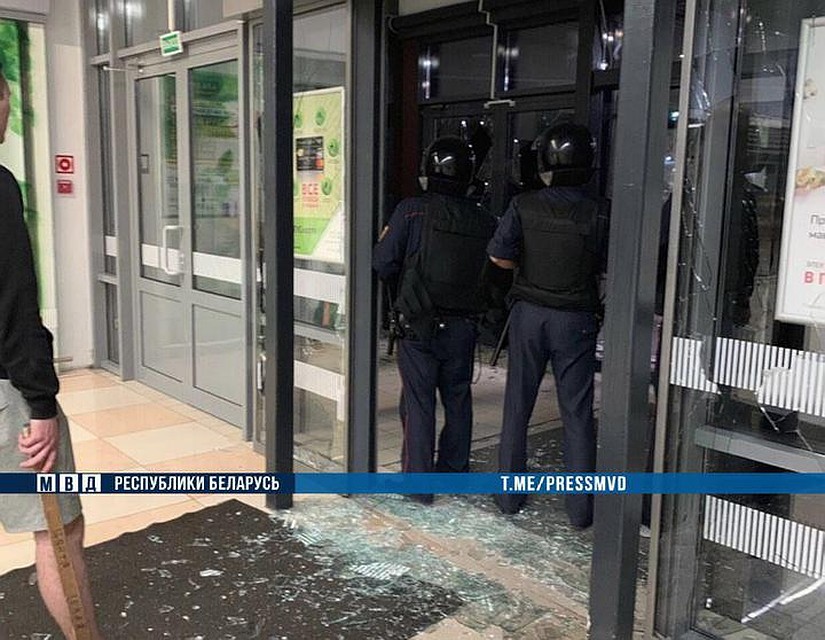 В Бресте парень будет отвечать по уголовным статьям за то, что разгромил гипермаркет.