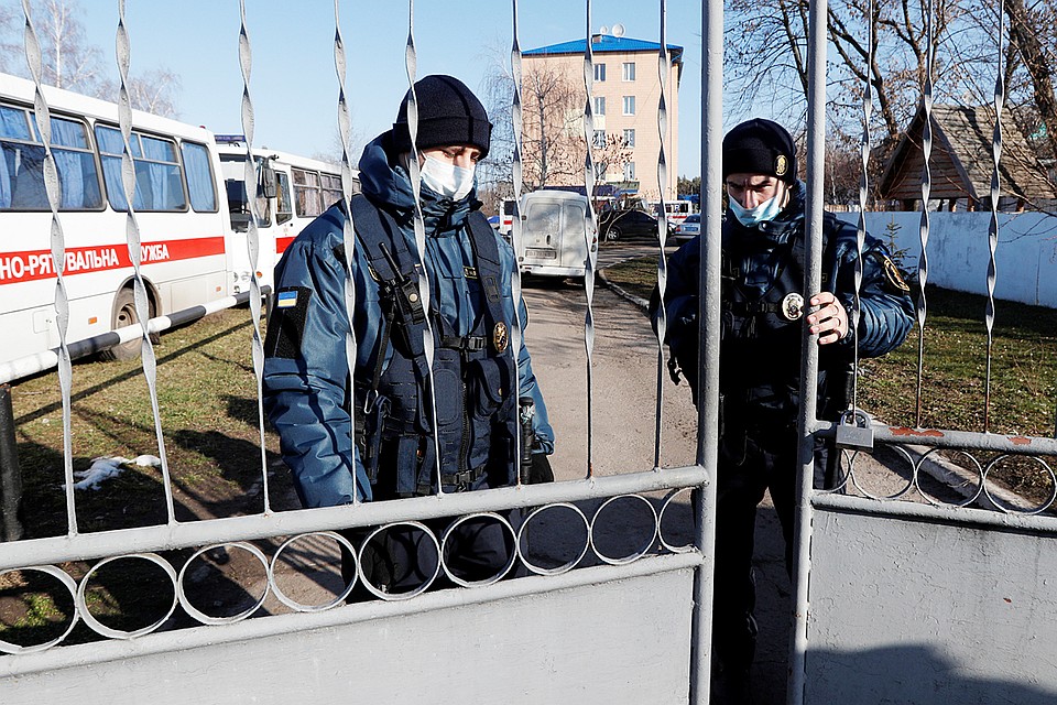 Эвакуированных из Китая украинцев пришлось защищать от собственных сограждан