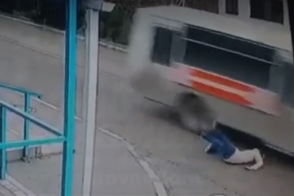 Девушка рухнула под колеса автобуса. Фото: vk "Ростов Главный — новости Ростова-на-Дону"