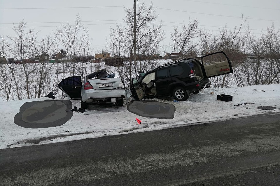 В аварии погибли три человека, двое госпитализированы.