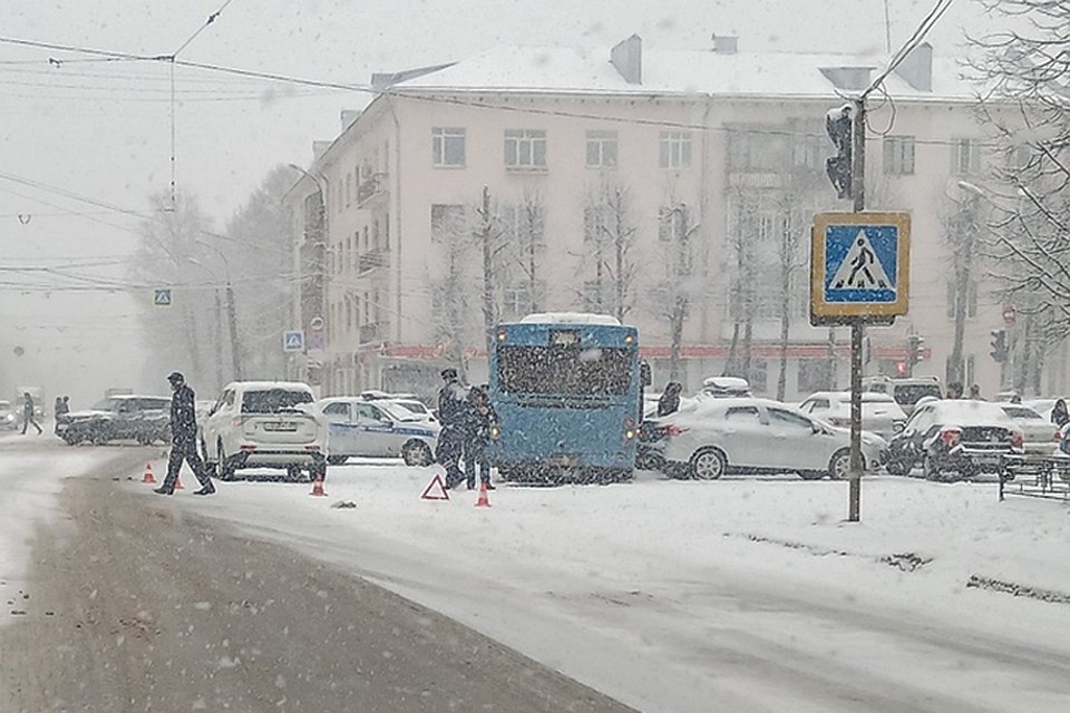 На площади Мира маршрутка протаранила припаркованные авто Фото: vk.com/Игорь Кудрявцев