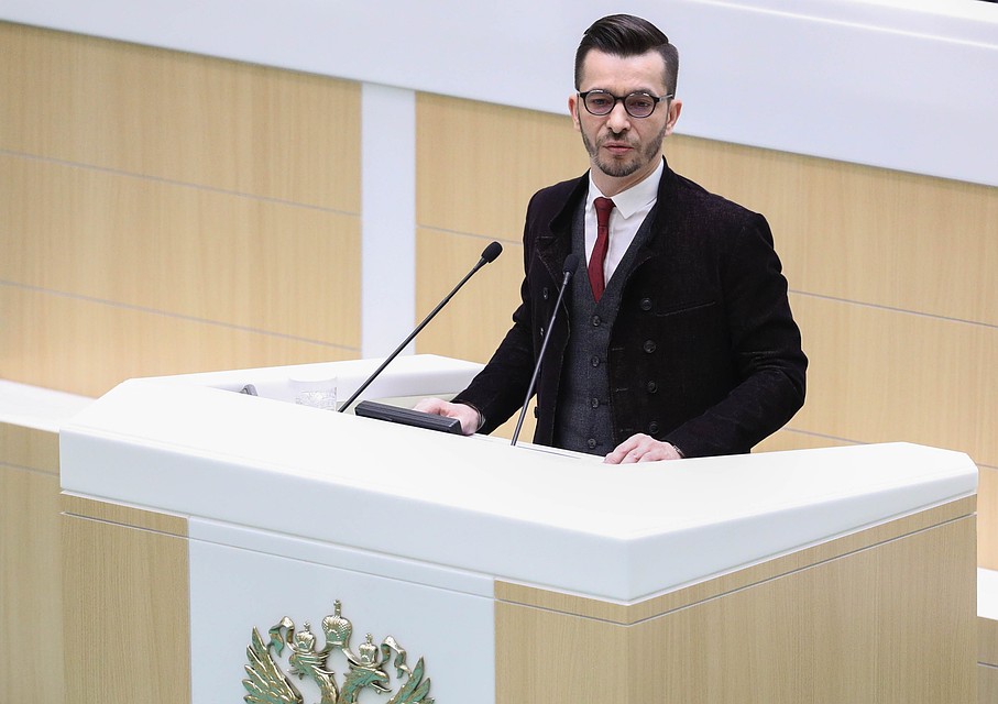 Президент Высшей школы методологии, научный руководитель лаборатории нейронаук и поведения человека ПАО Сбербанк Андрей Курпатов на пленарном заседании Совета Федерации РФ. Фото: Сергей Бобылев/ТАСС
