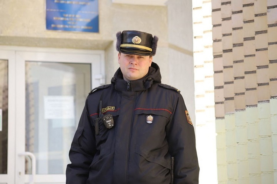 Капитан милиции Алексей Чернявский помирил в Минске семейную пару и даже помог их сыну с уроками. Фото: ГУВД Мингорисполкома.