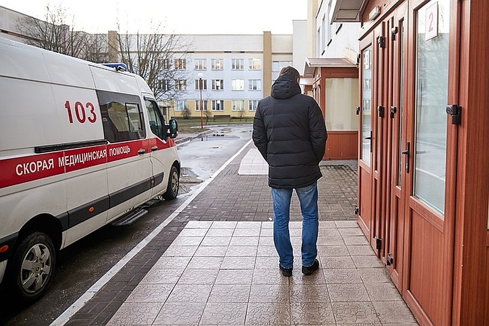 Молодой человек и те, кто с ним контактировал, находятся в закрытых боксах в Минской инфекционной больнице.