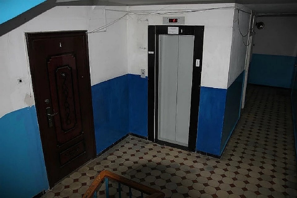 Мальчика с астмой пришлось вызволять из лифта спасателям.