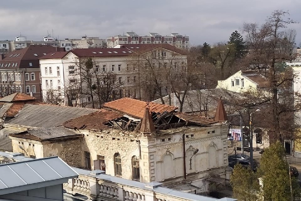 Обрушилась крыша корпуса Национального музея истории Молдовы. Фото: facebook/Ion Stefanita