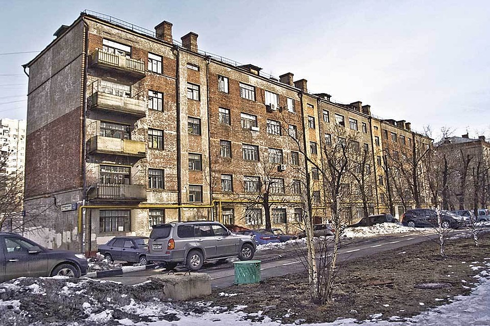 Раньше жильцы этого дома ходили в общую баню во дворе. Просто ванные в довоенной планировке предусмотрены не были!