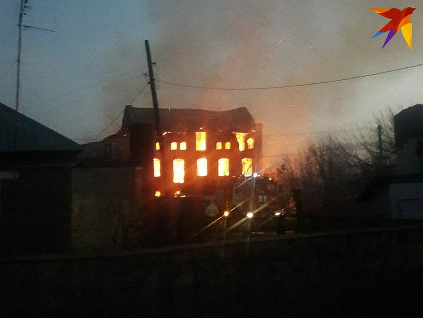 Заброшенная мельница погибла в огне. Фото очевидца