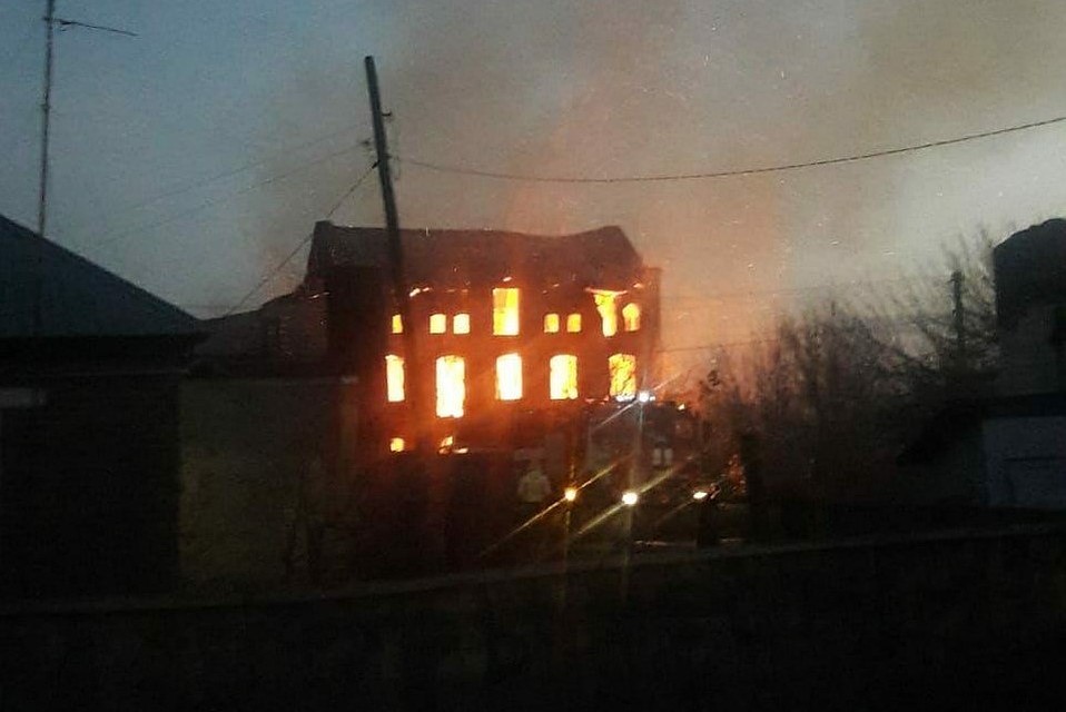 Здание простояло больше века. Фото очевидца