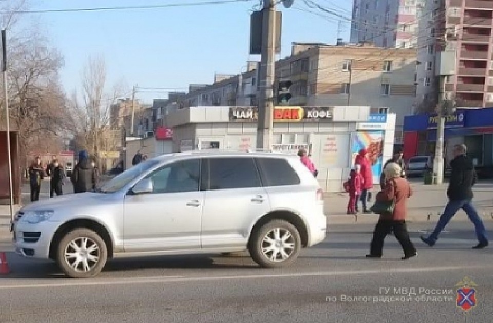 Ребенок попал под колеса иномарки.