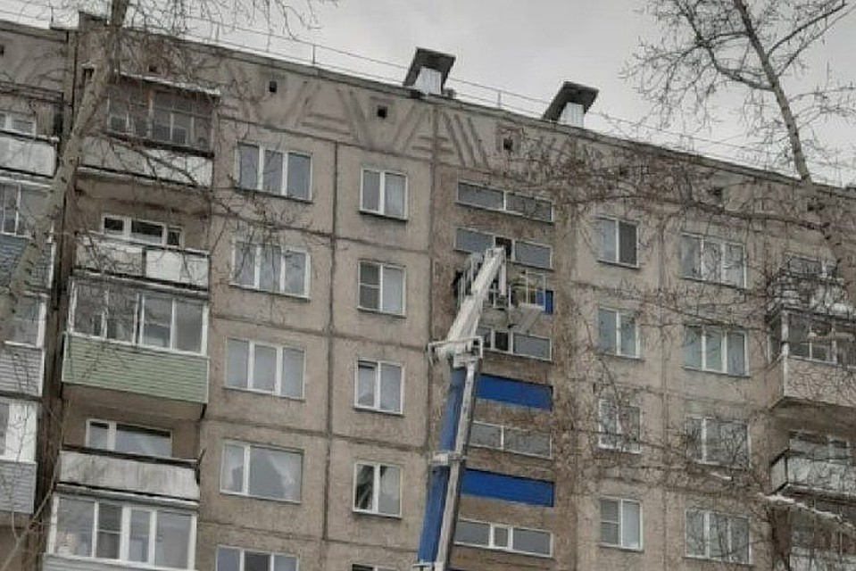 Дом, из подъезда которого выпала девушка. Следственный эксперимент.
