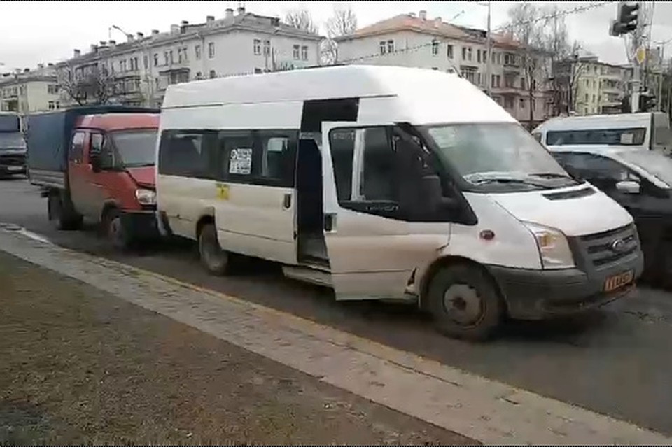 В микроавтобус на остановке врезался грузовик. Фото: ГАИ