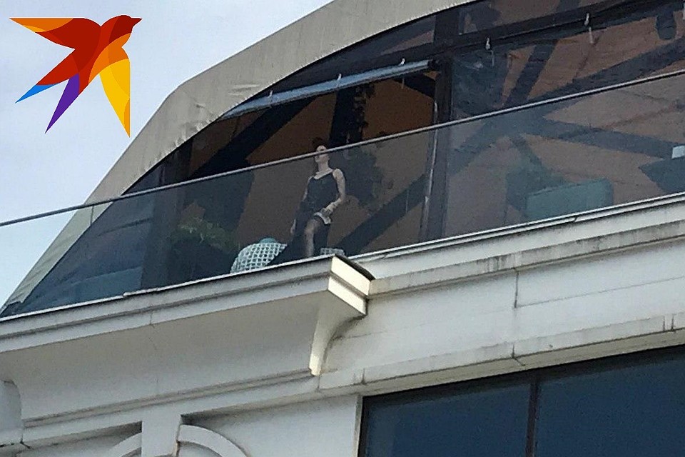 Именно эта леди в черном платье расщедрилась перед жителями города.