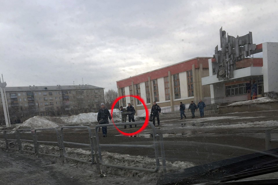 Родители сфотографировали, как полиция вывела нарушителя из здания детского Центра. Фото: vk.com/magnitkacity