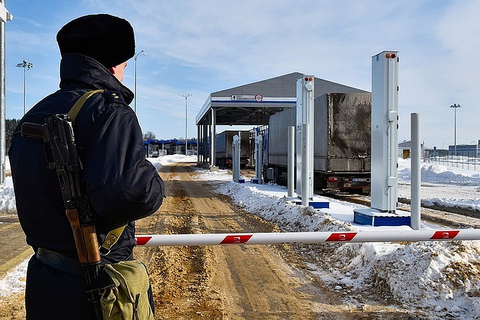 Правительство приняло решение ограничить въезд в Россию иностранцев и лиц без гражданства Фото: Владимир Горовых/ТАСС