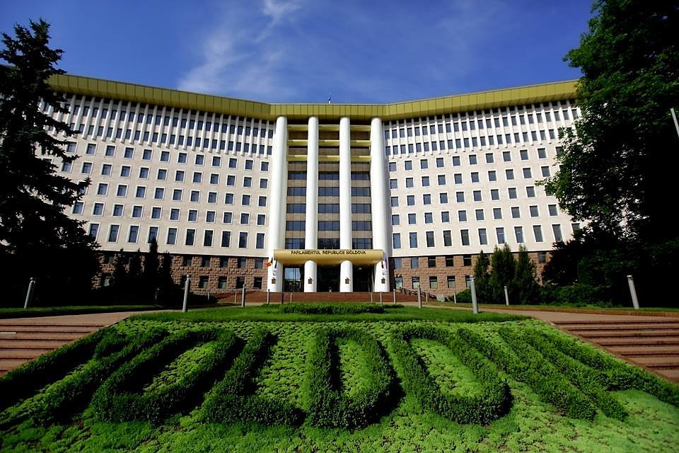 Парламент Молдовы принял решение о введении чрезвычайного положения в республике.