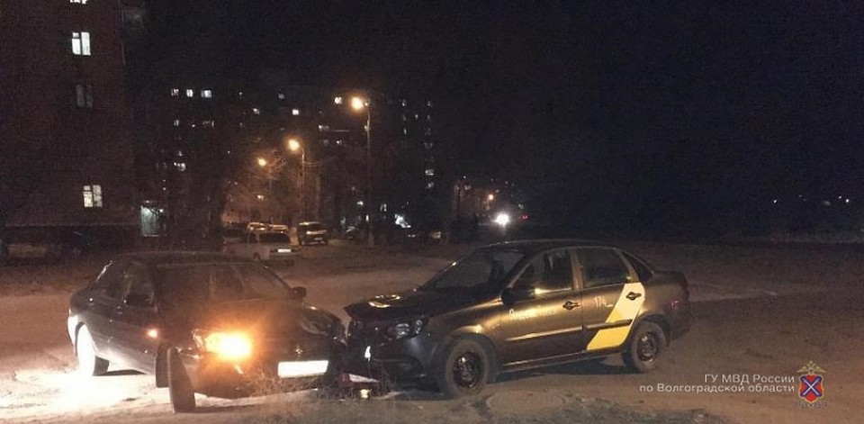 Таксист врезался во встречную машину при обгоне.