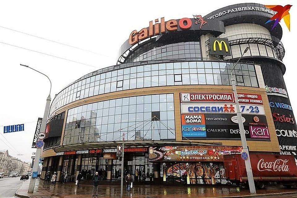 Продавцы торгового центра рассказывают, что поток посетителей за последнее время заметно снизился