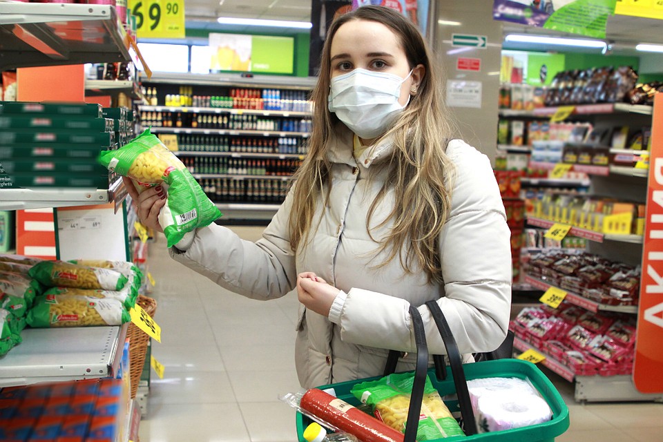 Во всех магазинах города сейчас сметаются продукты первой необходимости.
