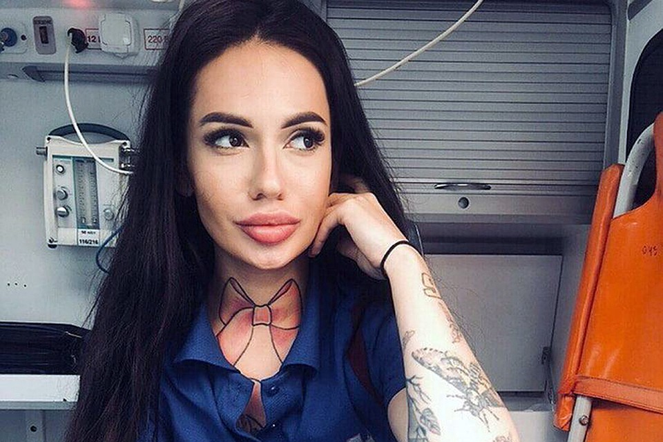 Фотографии красотки в голубой форме фельдшера гуляют по соцсетям уже не первый год