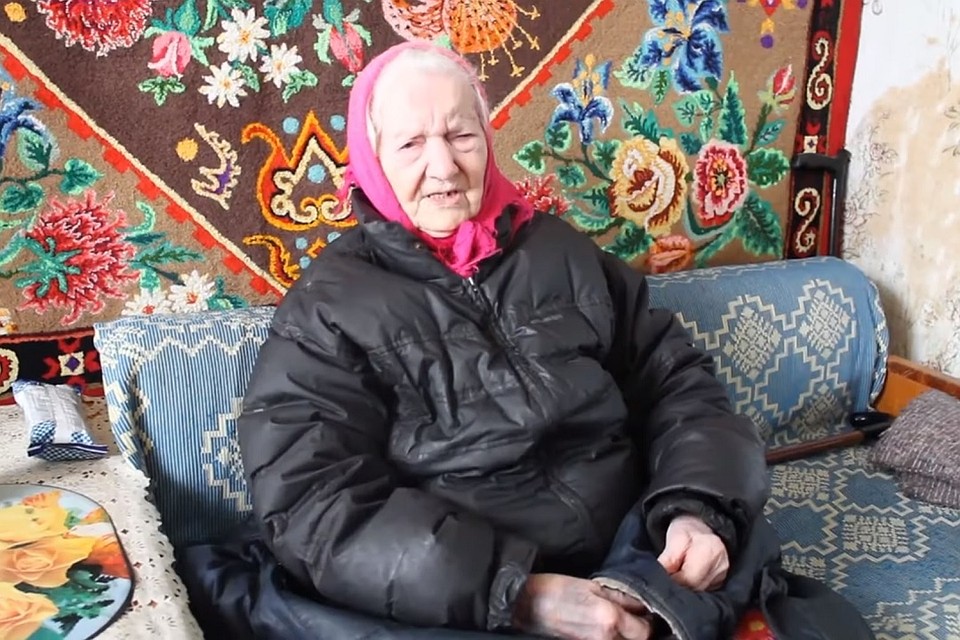 Пожилая пенсионерка смогла вырвать у грабительницы клок волос. Фото: стоп-кадр.