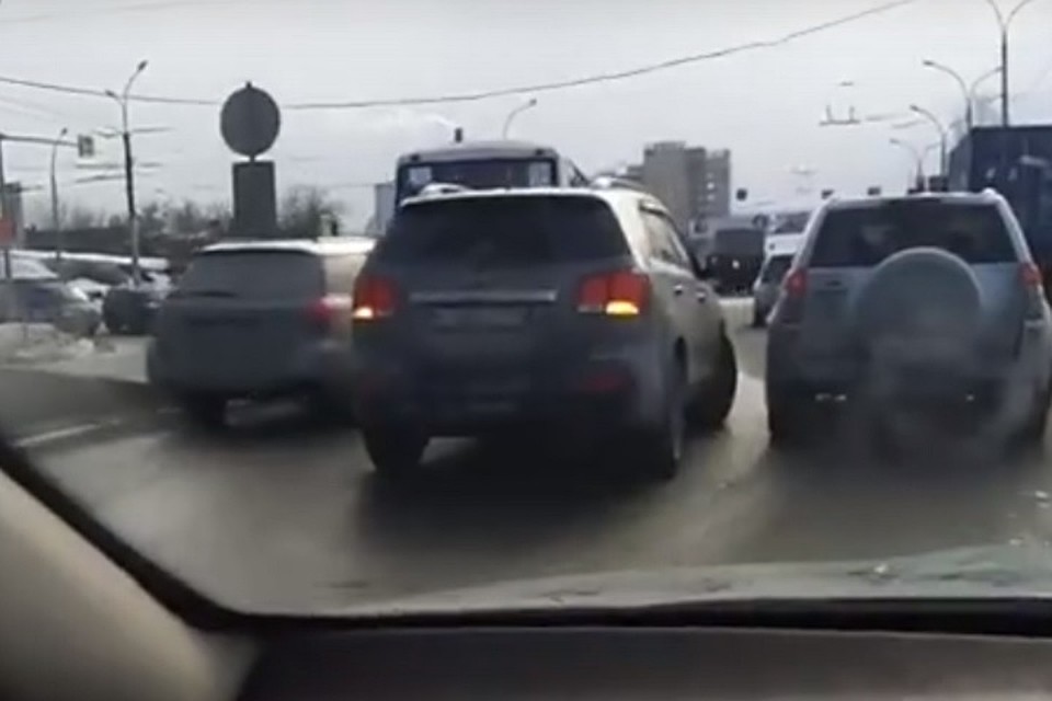 Проезд по Большевистской был затруднен. Фото: стоп-кадр
