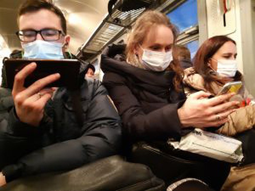 Эксперт настаивает, что при плохом самочувствии лучше остаться дома и не подвергать опасности окружающих.