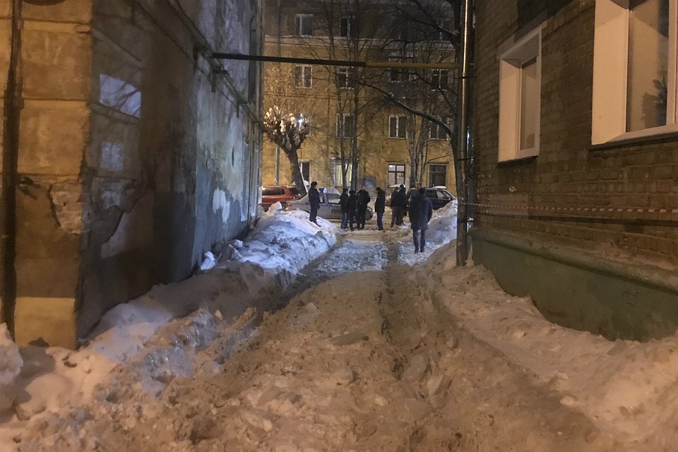 С крыши этого злополучного дома сошла глыба льда, убив пенсионерку. Фото: СУ СКР по Кировской области
