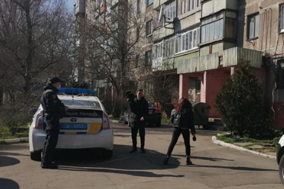 Для разбирательств даже вызвали к дому наряд полиции. Фото: Телеканал ТВ7