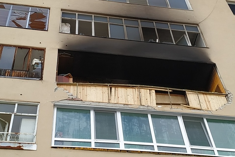 На лоджии с другой стороны дома тоже бушевало пламя.