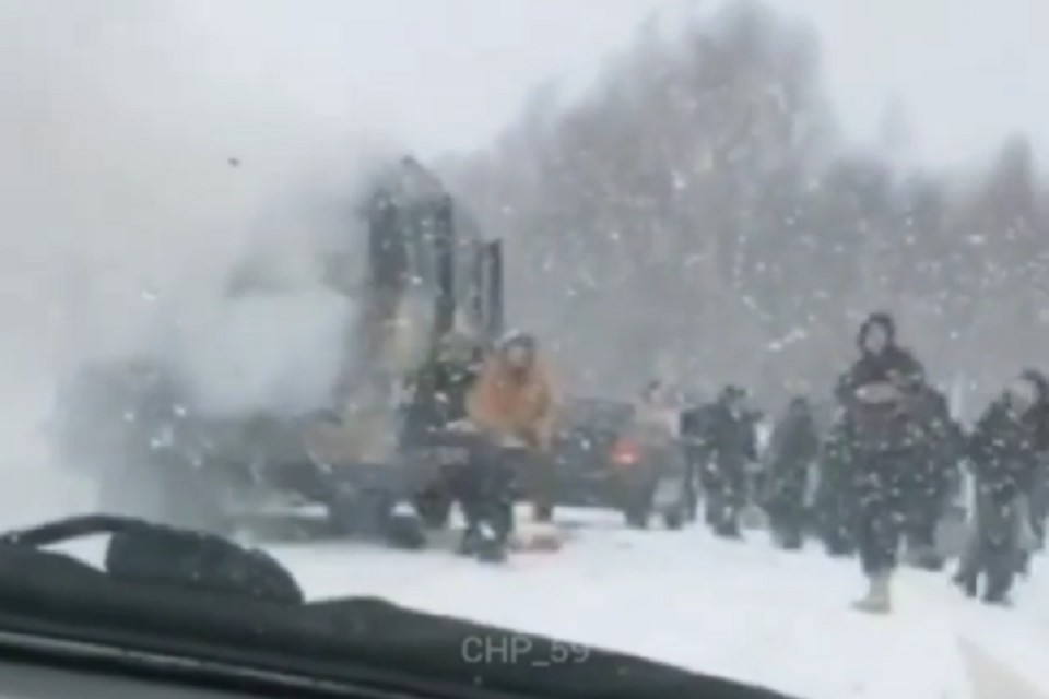 Пассажиры стояли рядом с автобусом. Фото: Instagram @chp_59