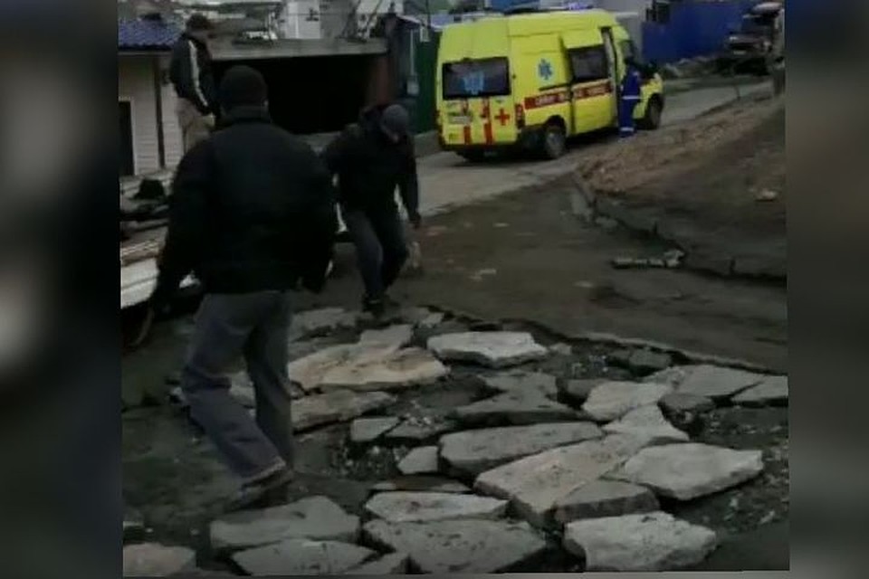 Аварийный участок жильцы многоэтажки пытались отремонтировать самостоятельно