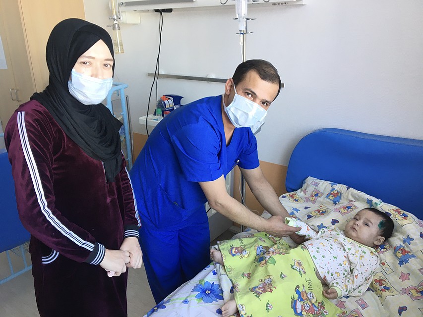 Малыш из Узбекистана, чью жизнь спасли тюменские врачи, не может вернуться на родину из-за коронавируса. Фото - Федеральный центр нейрохирургии Тюмени.