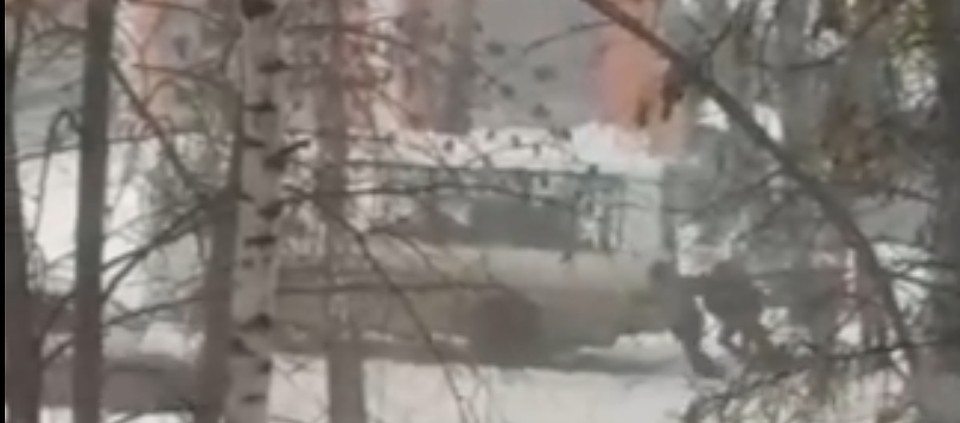 Пассажиры доблестно пытались вытолкнуть транспорт из снежного плена