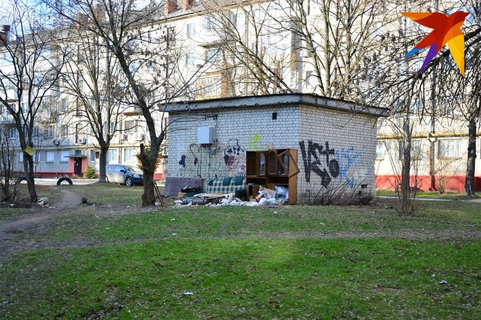 Кто-то вынес мебель на улицу.