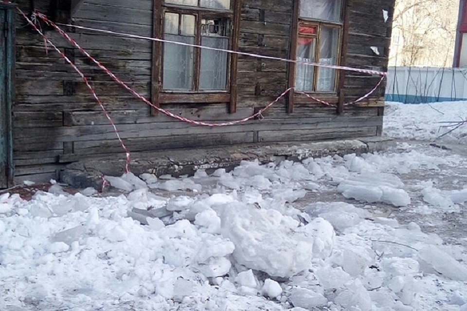Лед во дворе дома мешает пешеходам и машинам.