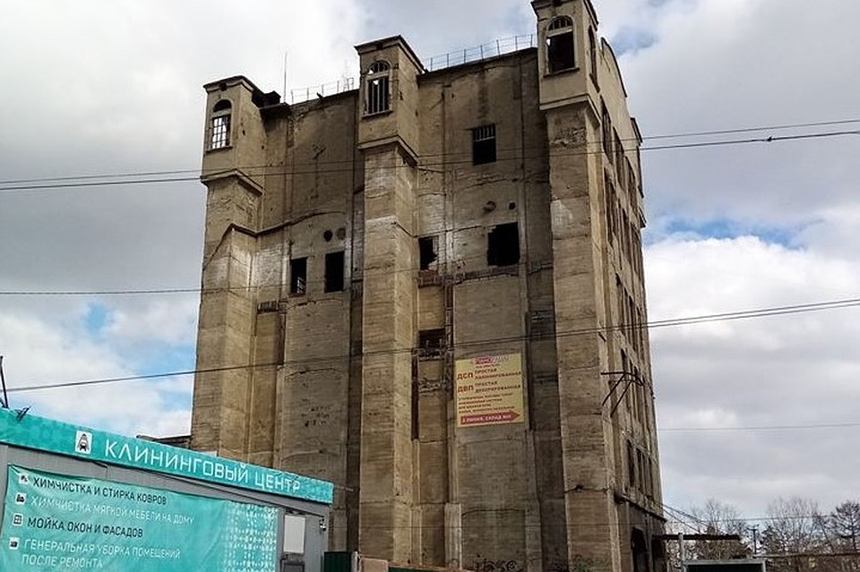 Территория вокруг советского наследия явно нуждается в благоустройстве. Фото: Петр Иванов, facebook.com