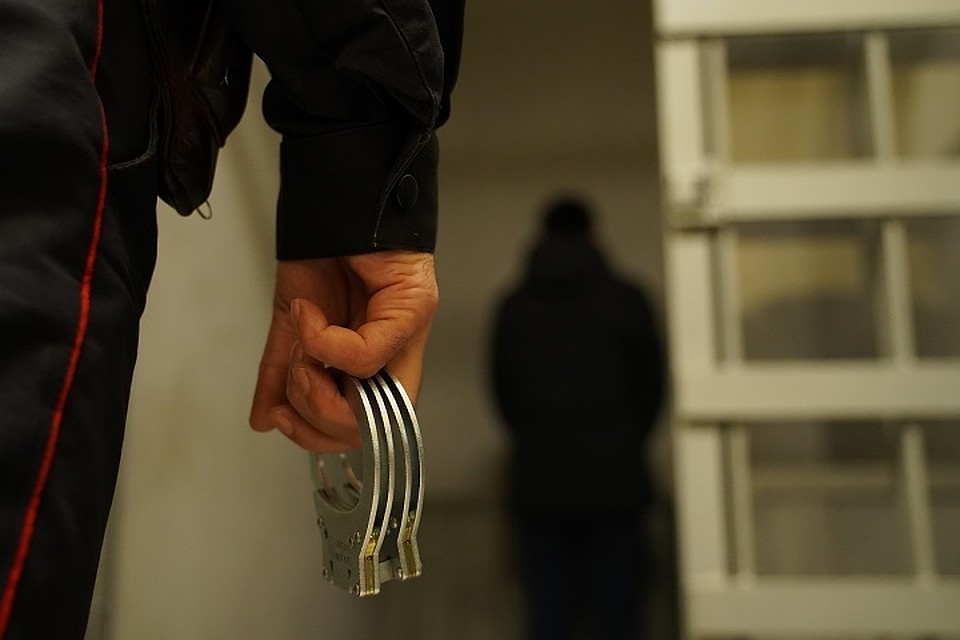 Мужчина разбивал окна и похищал драгоценности, чтобы потом перепродать