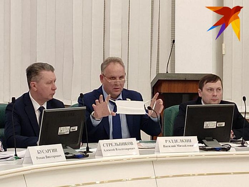 Зампред Василий Разделкин продемонстрировал маску, произведенную на саратовском предприятии