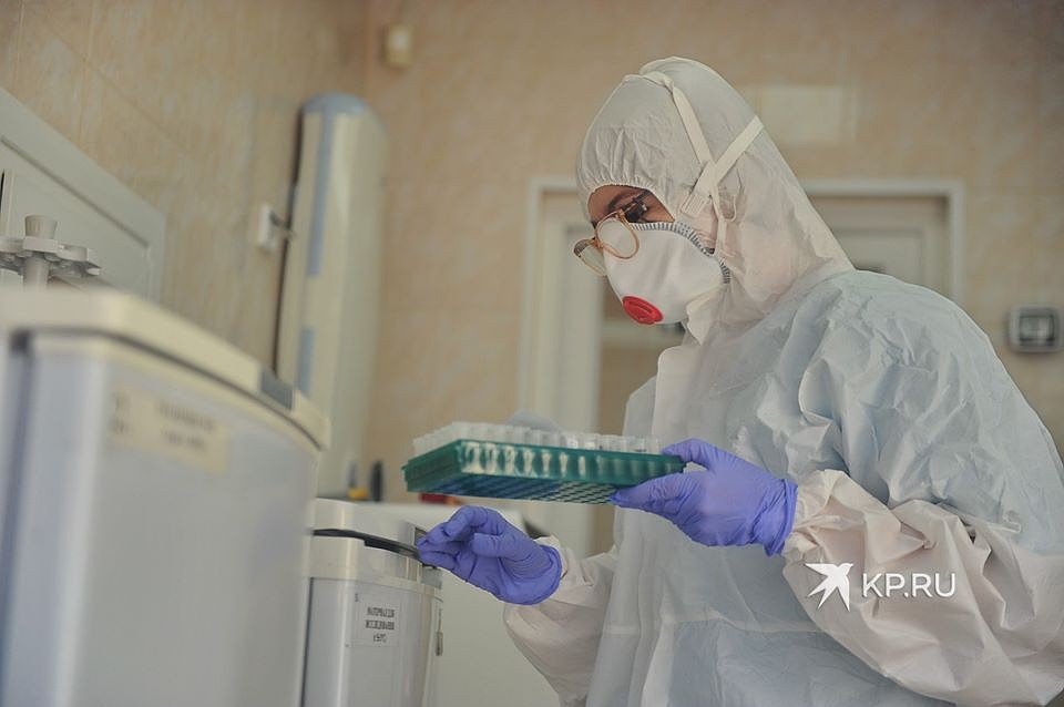 Инфекционисты дважды брали анализы у прилетевшего пассажира. Оба теста показали положительный результат.