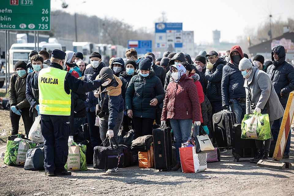 Bсего на Буковину вернулись уже полторы тысячи гастарбайтеров, и продолжают ехать